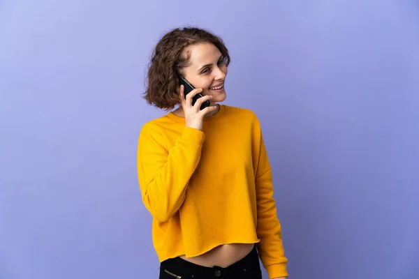 Mladá Anglická Žena Izolované Fialovém Pozadí Vedení Konverzace Mobilním Telefonem — Stock fotografie