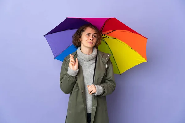 Engels Vrouw Met Een Paraplu Geïsoleerd Paarse Achtergrond Met Vingers — Stockfoto