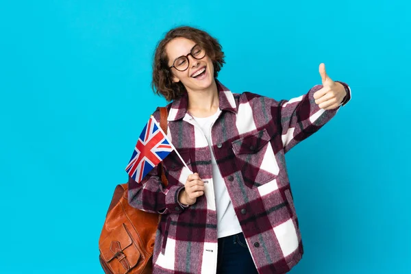 Молодая Английская Женщина Флагом Великобритании Синем Фоне Показывая Большой Палец — стоковое фото