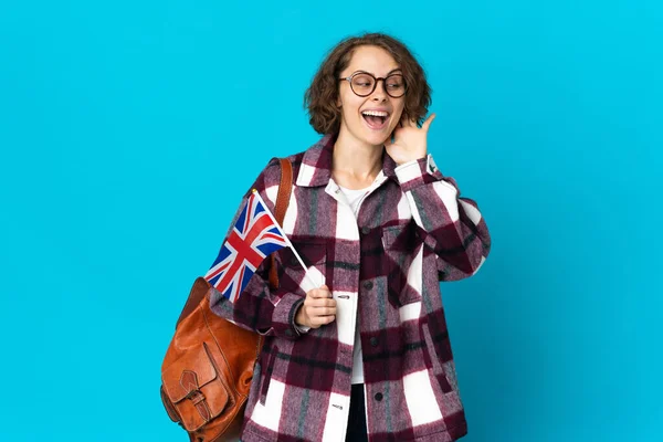 Mladá Anglická Žena Drží Vlajku Spojeného Království Izolovanou Modrém Pozadí — Stock fotografie