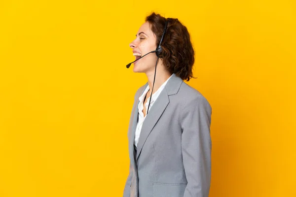 Joven Mujer Inglesa Aislada Sobre Fondo Amarillo Riendo Posición Lateral —  Fotos de Stock