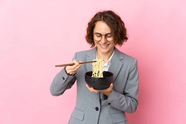 Young English Woman Isolated Pink Background Holding Bowl Noodles Chopsticks — 图库照片