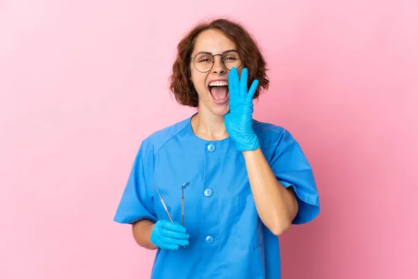 Woman English Dentist Holding Tools Isolated Pink Background Shouting Mouth — 图库照片
