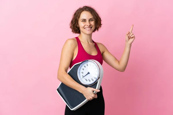 Young English Woman Isolated Pink Background Weighing Machine Pointing Side — Fotografia de Stock