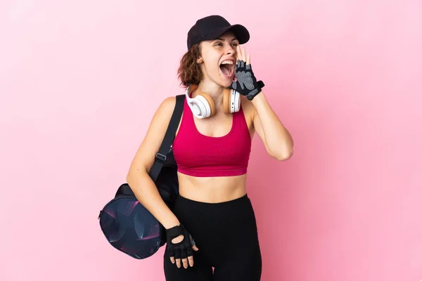 Jong Sport Vrouw Met Sport Tas Geïsoleerde Achtergrond Schreeuwen Met — Stockfoto