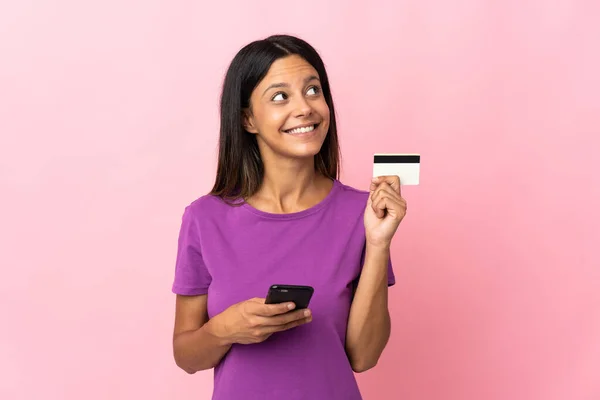 Blank Meisje Geïsoleerd Roze Achtergrond Kopen Met Mobiele Telefoon Met — Stockfoto