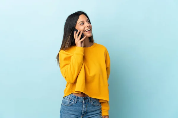 Caucasian Girl Isolated Blue Background Keeping Conversation Mobile Phone — Stockfoto