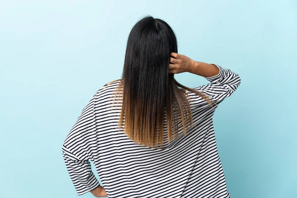 Blank Meisje Geïsoleerd Blauwe Achtergrond Achterste Positie Denken — Stockfoto