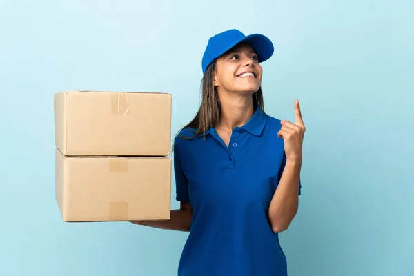 Jovem Mulher Parto Isolado Fundo Azul Apontando Para Uma Grande — Fotografia de Stock