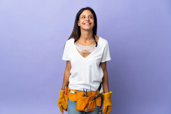 Junge Elektrikerin Isoliert Auf Lila Hintergrund Denken Eine Idee Während — Stockfoto