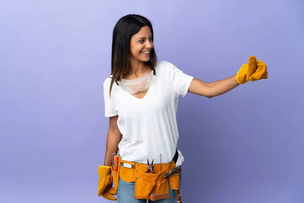 Young Electrician Woman Isolated Purple Background Giving Thumbs Gesture — Stockfoto