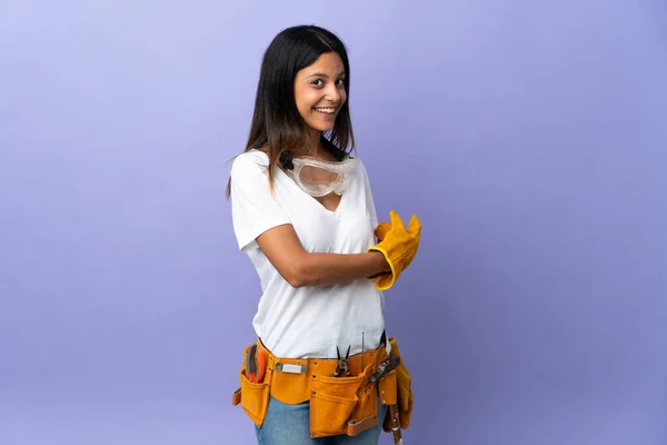 Jovem Eletricista Mulher Isolada Fundo Roxo Apontando Para Trás — Fotografia de Stock