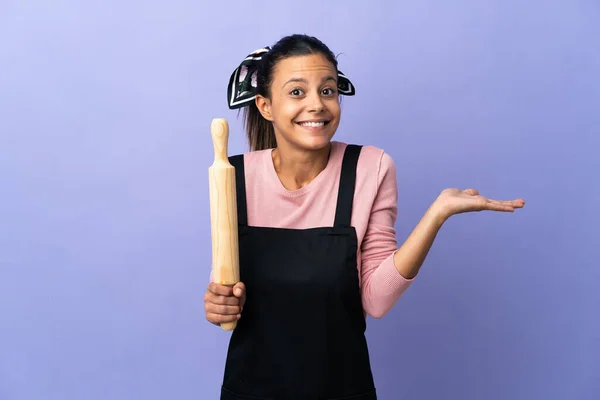 Jonge Vrouw Chef Kok Uniform Hebben Twijfels Terwijl Het Verhogen — Stockfoto