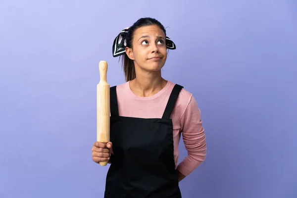 Jonge Vrouw Chef Kok Uniform Zoek Omhoog — Stockfoto