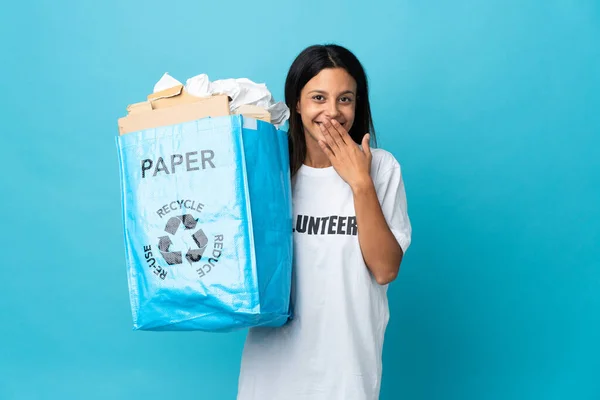 Молода Жінка Тримає Мішок Переробки Повний Паперу Щасливий Усміхнений Покриває — стокове фото