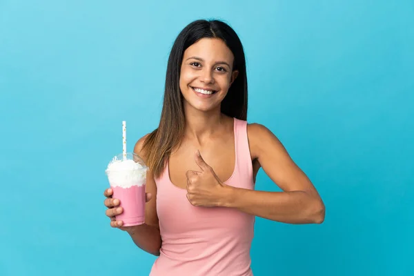 Mujer Joven Con Batido Fresa Dando Gesto Hacia Arriba Pulgares —  Fotos de Stock