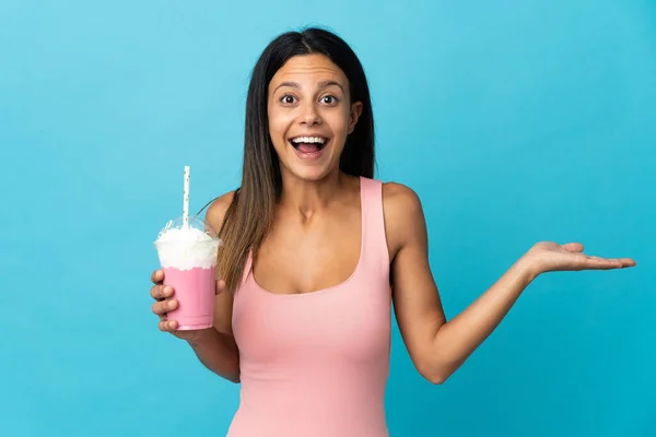 Mujer Joven Con Batido Fresa Con Expresión Facial Impactada —  Fotos de Stock