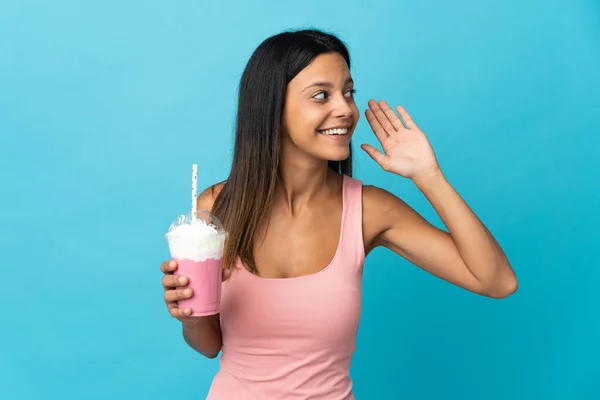 Молода Жінка Полуничним Молочним Коктейлем Слухає Щось Поклавши Руку Вухо — стокове фото