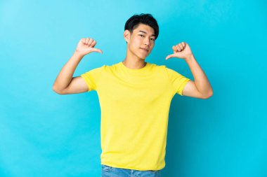 Mavi arka planda kendini beğenmiş ve gururlu genç bir Çinli.