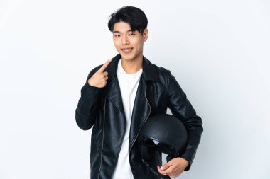 Motosiklet kasklı Çinli bir adam beyaz arka planda izole edilmiş bir şekilde baş parmak hareketi yapıyor.