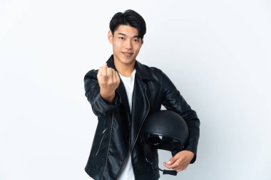 Beyaz arka planda izole edilmiş motosiklet kasklı Çinli bir adam geliyor.