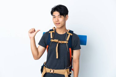 Dağcı Çinli adam beyaz arka planda soyutlanmış gururlu ve kendini beğenmiş.