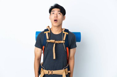 Beyaz arka planda izole edilmiş dağcı Çinli adam yukarı bakıyor ve şaşırmış bir ifadeyle