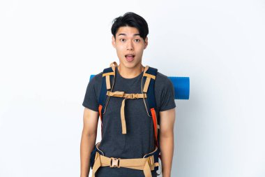 Dağcı Çinli adam beyaz arka planda izole edilmiş ve yüzünde sürpriz bir ifade var.