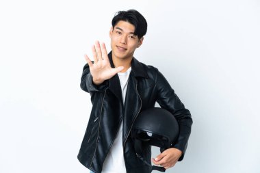 Motosiklet kasklı Çinli adam beyaz arka planda izole edilmiş, parmaklarıyla beşi sayıyor.