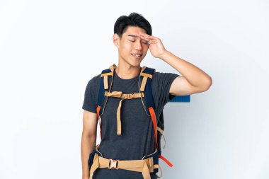 Dağcı Çinli adam beyaz arka planda tek başına gülümsüyor.