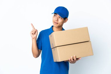 Beyaz arka planda izole edilmiş Çinli bir adam işaret parmağıyla işaret etmek harika bir fikir.