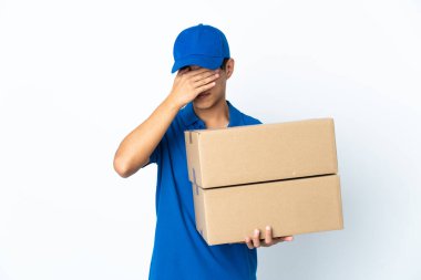 Çinli adam beyaz arka planda izole edildi. Gözleri elle kapatıldı.