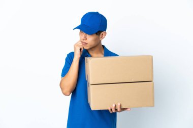 Çinli adam beyaz arka planda izole edilmiş, yorgun ve sıkılmış bir ifadeyle.