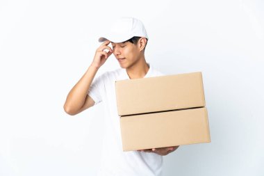 Beyaz arka planda izole edilmiş gülen Çinli bir teslimat.