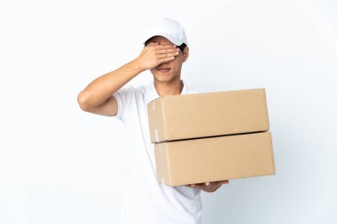 Çinli adam beyaz arka planda izole edilmiş, gözleri elle kapatıyor. Bir şey görmek istemiyorum.