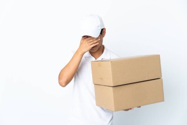 Çinli adam beyaz arka planda izole edilmiş, yorgun ve hasta bir ifadeyle.