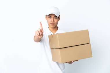 Beyaz arka planda izole edilmiş Çinli bir teslimatçı ciddi bir ifadeyle sayıyor.