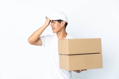 Beyaz arka planda izole edilmiş Çinli teslimatçı bir şey fark etti ve çözüme niyetlendi.