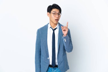 Genç Çinli iş adamı beyaz arka planda izole edildi.