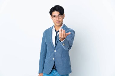 Genç Çinli iş adamı, beyaz arka planda izole edilmiş bir şekilde bizimle gelmesi için davet ediliyor. Gelmene sevindim.