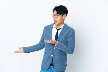 Genç Çinli iş adamı beyaz arka planda izole edildi.