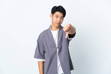 Beyaz arka planda izole edilmiş genç bir Çinli başparmağının negatif ifadesini gösteriyor.