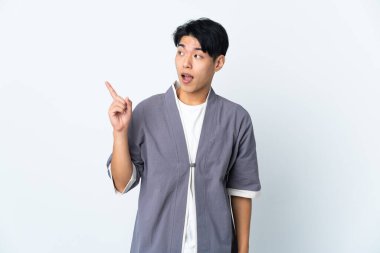 Beyaz arka planda izole edilmiş genç bir Çinli parmak kaldırırken çözümü bulmayı amaçlıyordu.