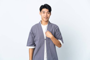 Beyaz arka planda yüzü şaşırmış genç Çinli bir adam var.