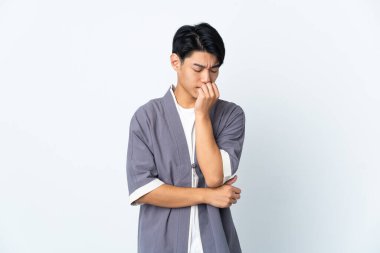 Beyaz arka planda yalnız yaşayan genç Çinli adamın şüpheleri var.