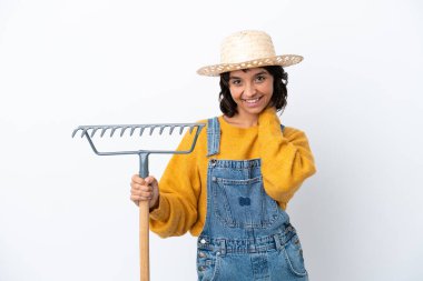 Beyaz arka planda yalnız yaşayan çiftçi kadın gülüyor.