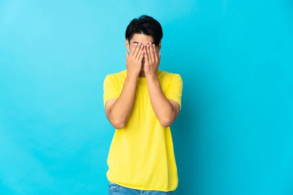 Mladý Číňan Izolovaný Modrém Pozadí Zakrývající Oči Rukama — Stock fotografie