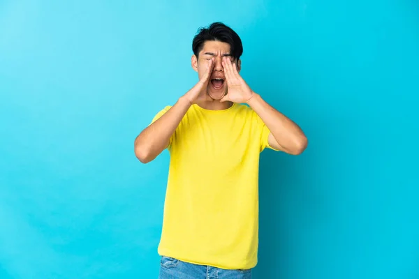 Young Chinese Man Isolated Blue Background Shouting Announcing Something — Stockfoto