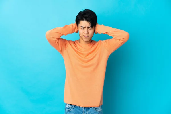 Joven Chino Aislado Sobre Fondo Azul Frustrado Cubriendo Oídos — Foto de Stock