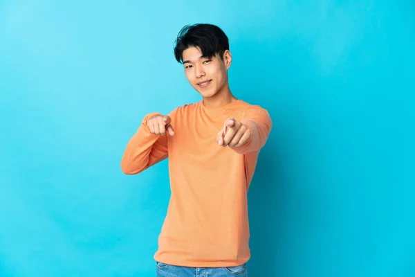 Young Chinese Man Isolated Blue Background Pointing Front Happy Expression — Stok fotoğraf